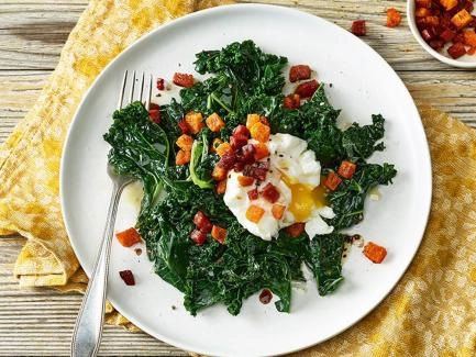 Federkohlsalat mit Chorizo und pochiertem Ei